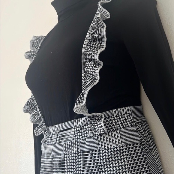 Solid mock neck tee & ruffle trim suspender skirt - Picture 5 of 7